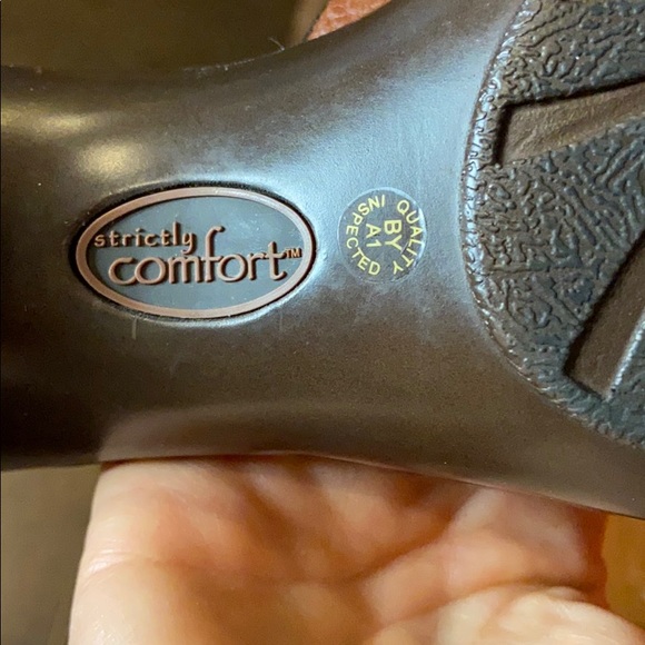 Strictly Comfort brown mule sandal in size 7. - Picture 3 of 4